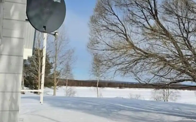 Cozy 3BR Riverside House with Sauna