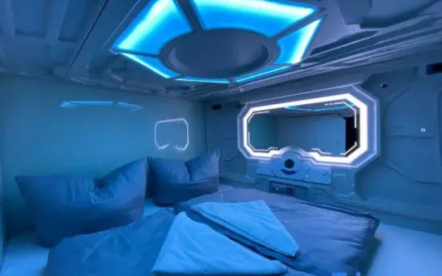 Space Night Capsule Hotel