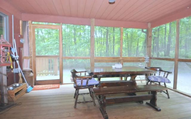 Sqyrls Nest - 3BR Retreat With a Hot Tub