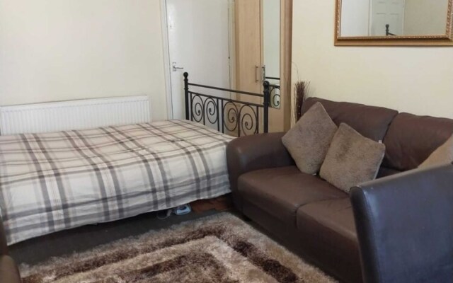 Paradise Apartment- Female Only