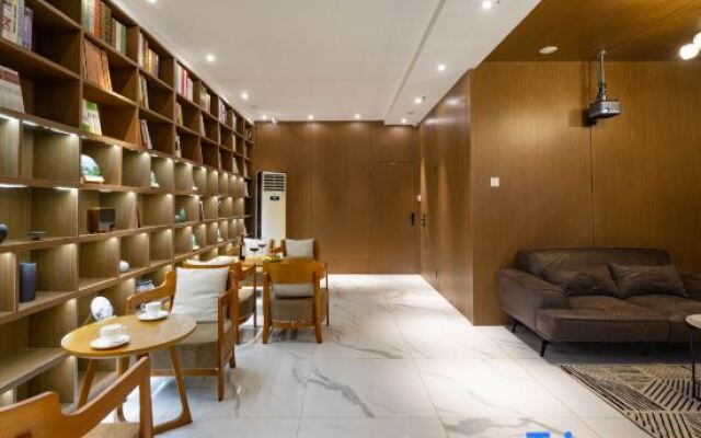 Xianyun Lakeside Hostel