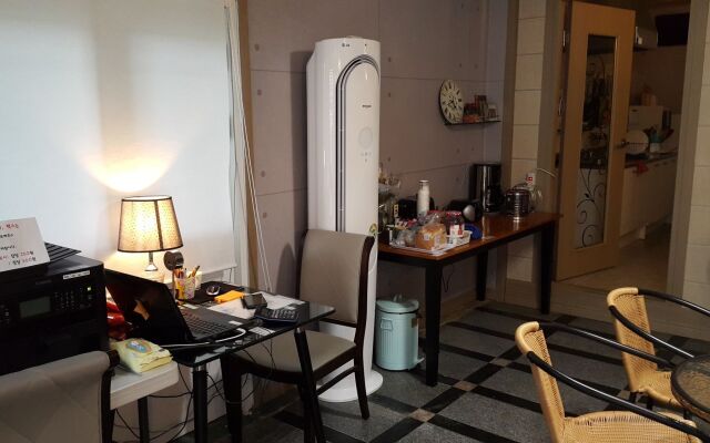 Remnant Guesthouse - Hostel