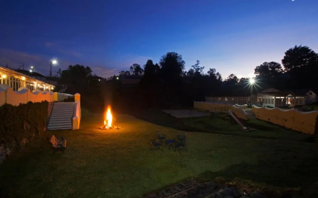 OYO Premium Golf Club Road