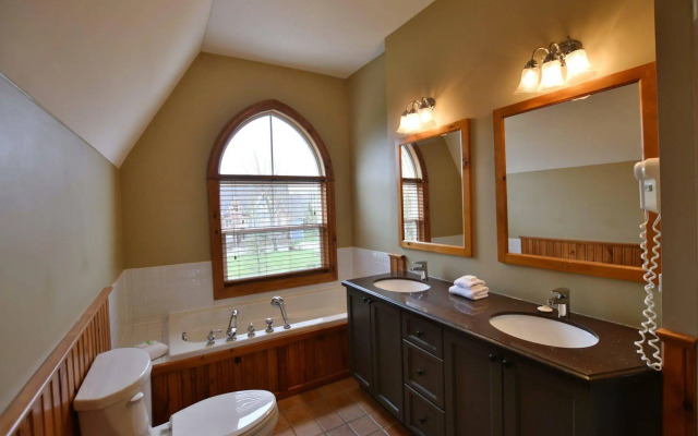 The Lodges at Blue Mountain - Historic Snowbridge Condos