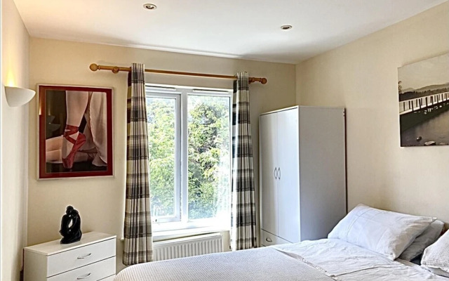 Remarkable 2-bed Apartment in Cheltenham