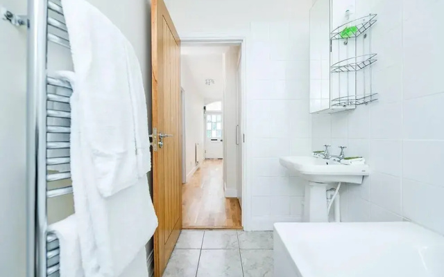 Lovely 2BR Garden Flat in Battersea