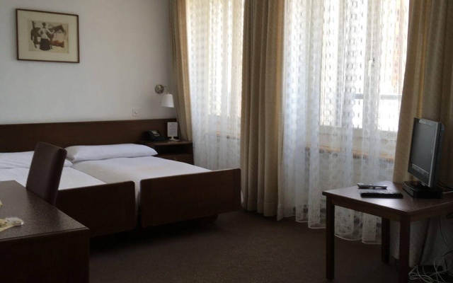 Hotel Fleur-de-Lys – Guest Rooms – La Chaux-de-Fonds