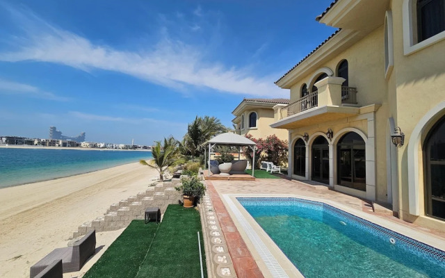 5BR Beach & pool villa in Palm