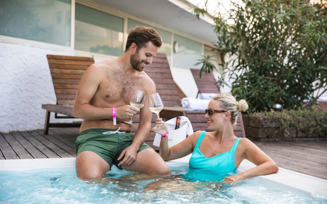 Club Hotel Bikini & Tropicana