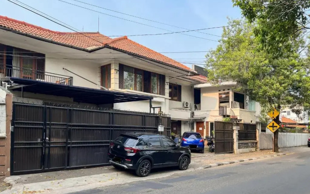 RedDoorz Plus @ Jalan Dharmawangsa
