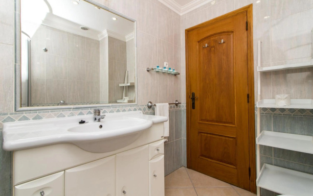 Oura Sunrise II Apartment by Stay-ici, Algarve Holiday Rental