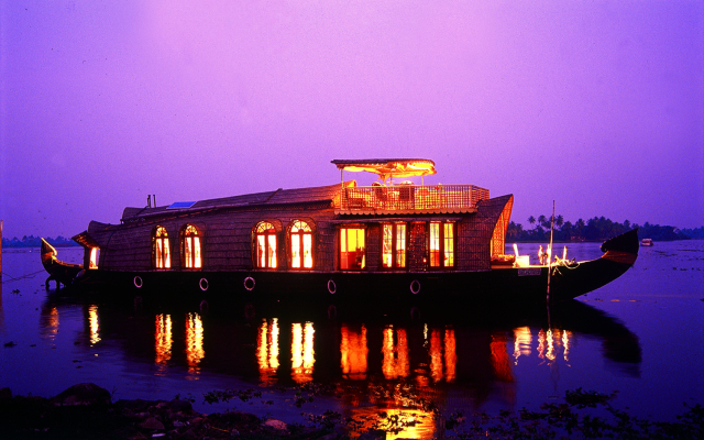 Soma Houseboat