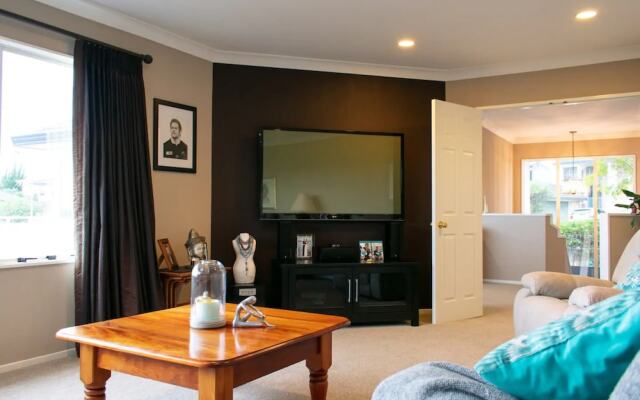 Grand 4 Bedroom Home With Balcony and Garden