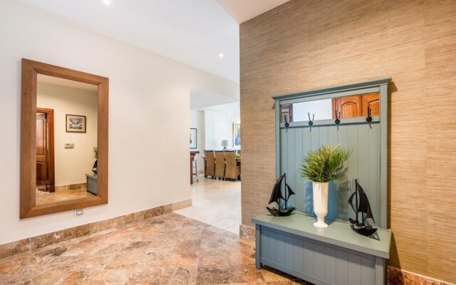 Classy Aquamarina Beachfront w Jacuzzi 6AB