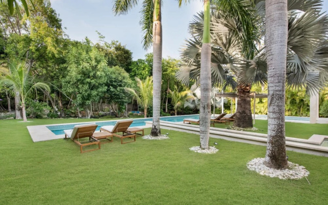 Modern Luxury 6 BR Tropical Retreat With Pool