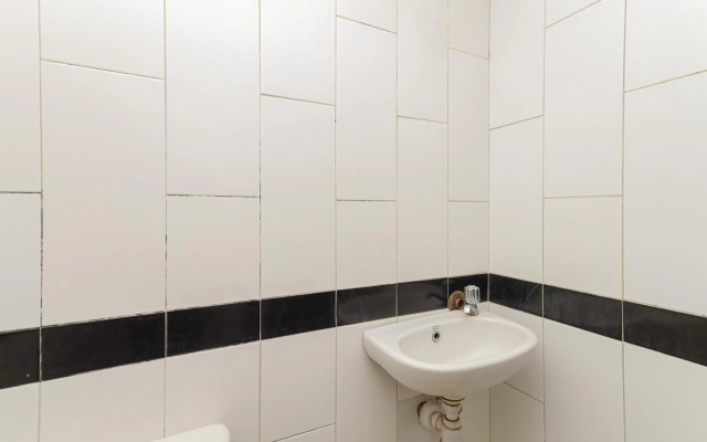 RedDoorz Syariah near Green Park Jatiwarna