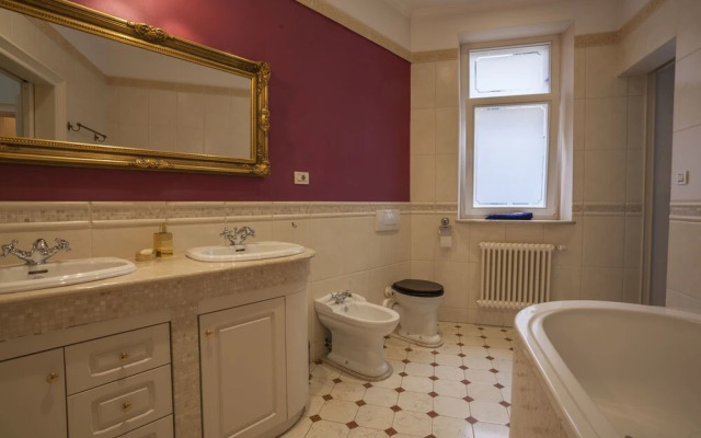 Filip Palace Luxurious Apartment
