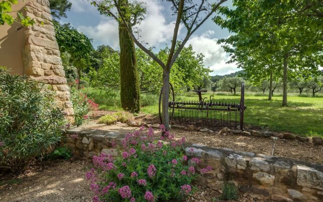 Secluded Holiday Home in Rustrel With Swimming Pool