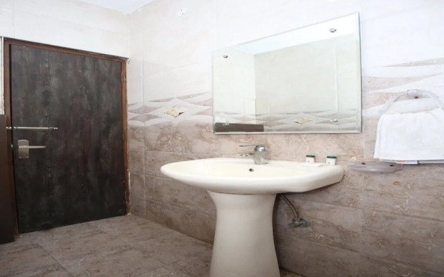 Hotel Royal Blue By OYO Rooms