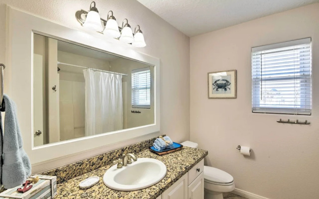Beachfront Getaway w/ Deck & Views in Galveston
