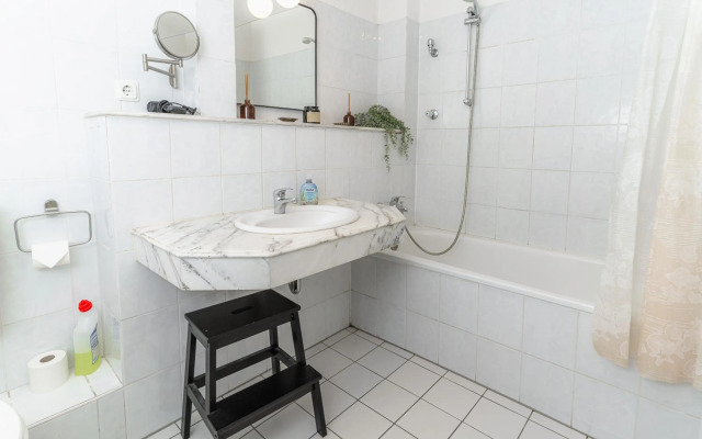 Hafenkoje mit Blick über Hafen und Altstadt