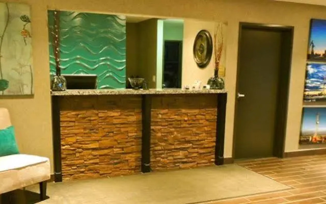 Stoughton Western Star Inn & Suites