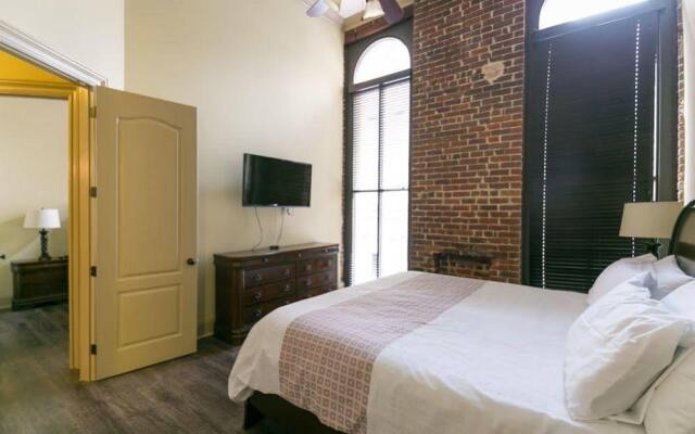 Hosteeva Baronne Street Suites