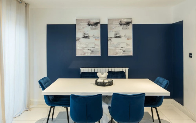 Charming 2-bed House in Central