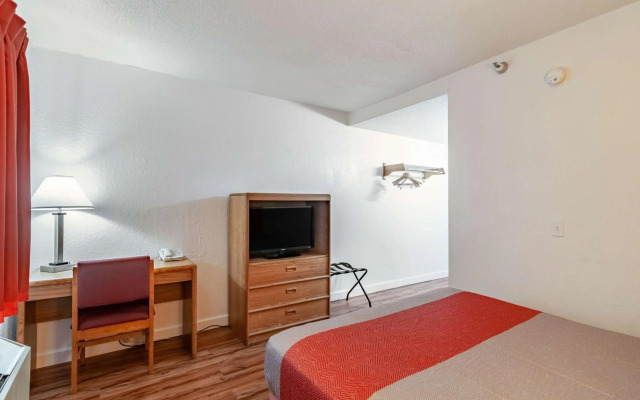 Motel 6 Naperville, IL