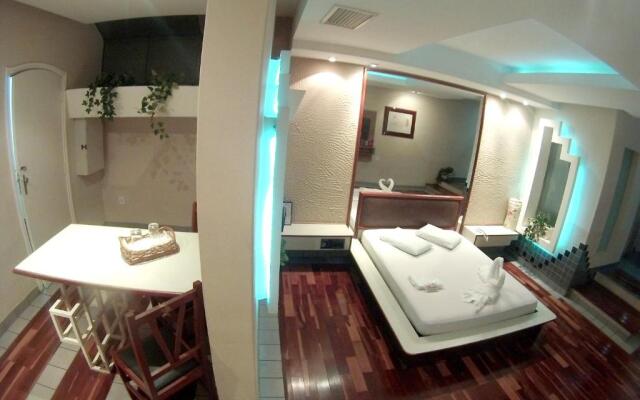 Flamboyant Motel - Adults Only