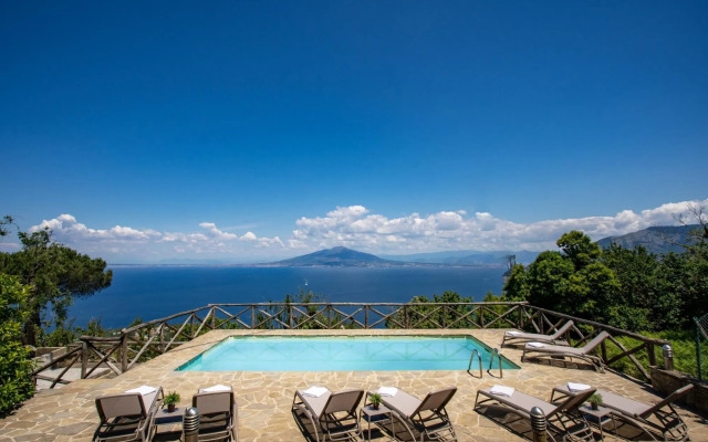 Villa Giulia amazing villa with pool, patio, bbq and sea views