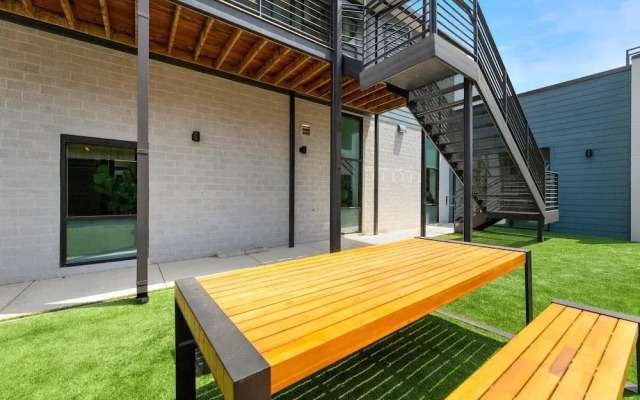 2-Bedroom East Austin Condo-Free Parking