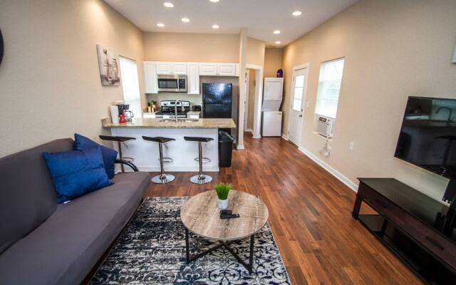 Douglas Way Remodeled House Near Downtown 1BA/1BA