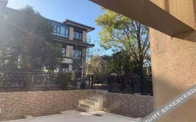 Xinzheng Qingyue Yaju Hotel