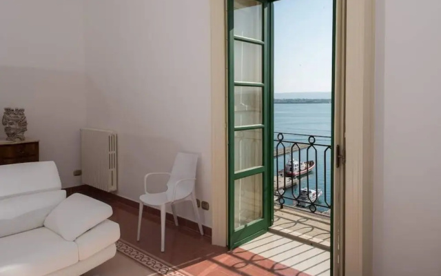 Duomo sea Side Deluxe Apartment