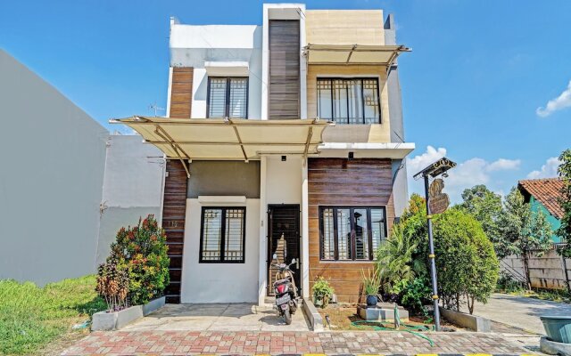 OYO 92768 Flagship Exclusive Colombus Near Stasiun Karawang