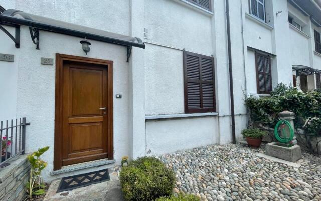 Terraced house with garden in Dongo - Larihome A13