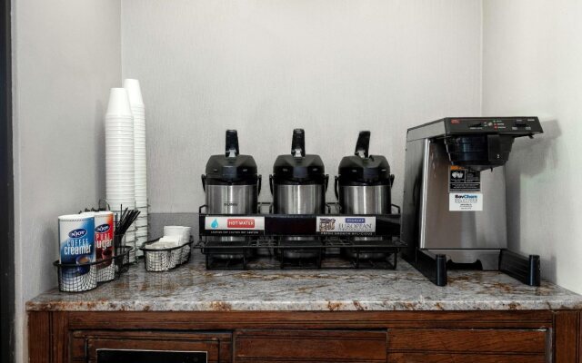 Travelodge by Wyndham Peoria