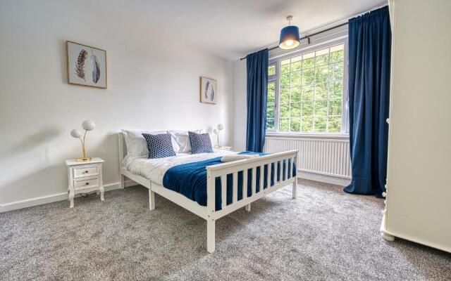 Elegant 5 Bedroom House in Nottingham