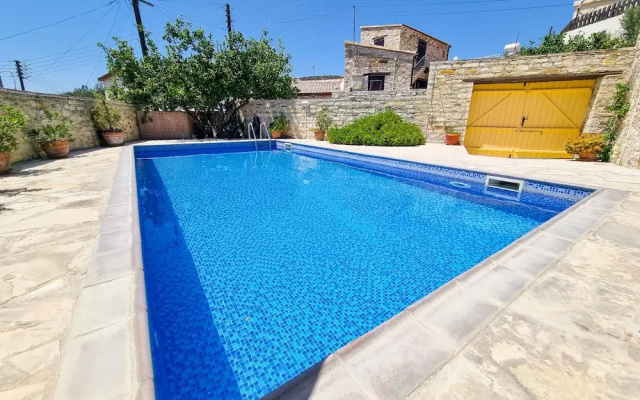 Skarinou Village Poolside Escape Studio