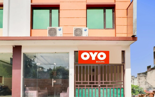Super OYO 92578 HOTEL LA PLAZO