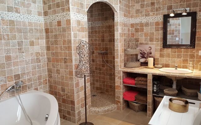 Modern Villa with Swimming Pool in Aups