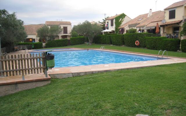 Cozy Holiday Home in L'Estartit with Swimming Pool
