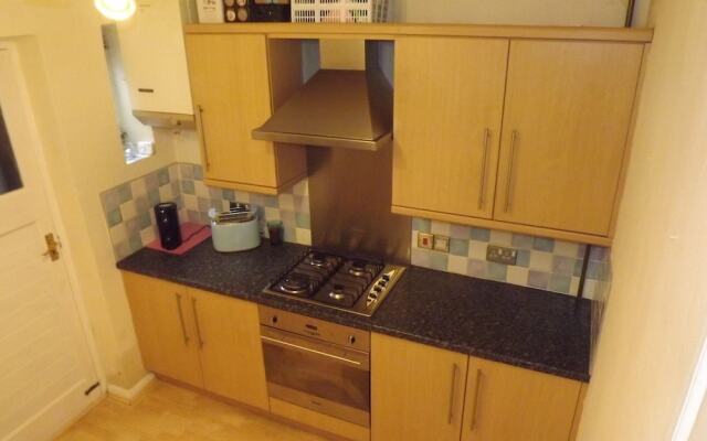 2 Bedrooms House
