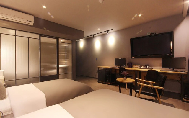 Busan Oncheonjang Mr Brick