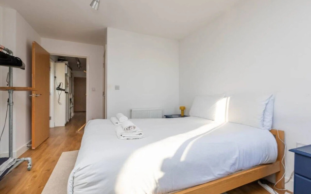 Stylish 2 Bedroom Flat in Canada Water