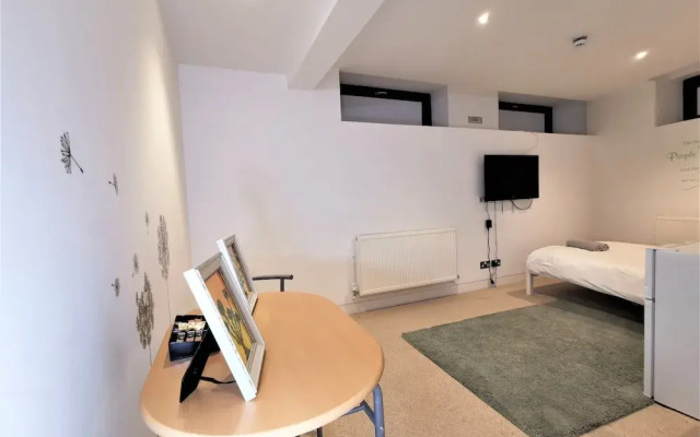 Spacious Double Room with en-suite - 1b