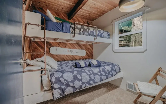 99mbr - Hot Tub - Wifi - Pets Ok - Bbq - Sleeps 6 2 Bedroom Home by RedAwning