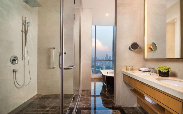 DoubleTree by Hilton Guangzhou-Free Shuttle Bus to Canton Fair Complex & Overseas Buyer Registration Services during Canton Fair Period