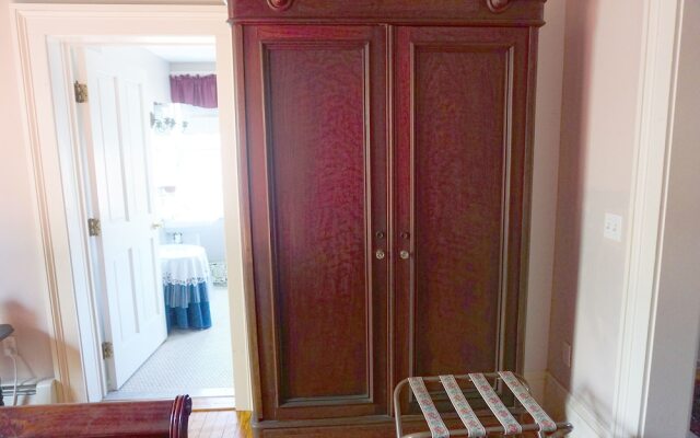 The Carriage House Inn